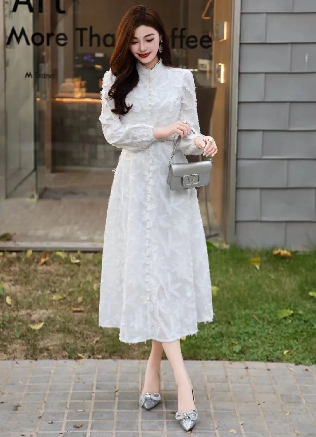 فستان ربيعي جديد عالي الجودة لعام 2026 فستان نسائي فاخر مطرز بالزهور بأزرار ديكو وأكمام طويلة فستان أبيض وأحمر #2