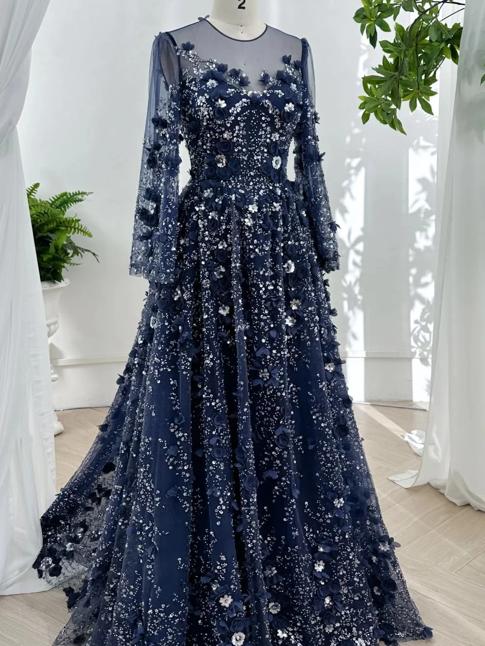 Maßgeschneidertes elegantes Abendkleid, A-Linie, rückenfrei, herzförmig, mit Schnürung, Illusionsärmel, 3D-Blumen-Pailletten, Perlen, klassisches Hochzeitskleid