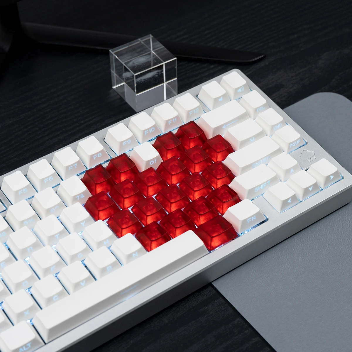 

21 keys Transparent Love Heart-Shaped Keycaps Cherry Profile Foggy Black Red Crystal Backlit PC Keycap For Mechanical Keyboard