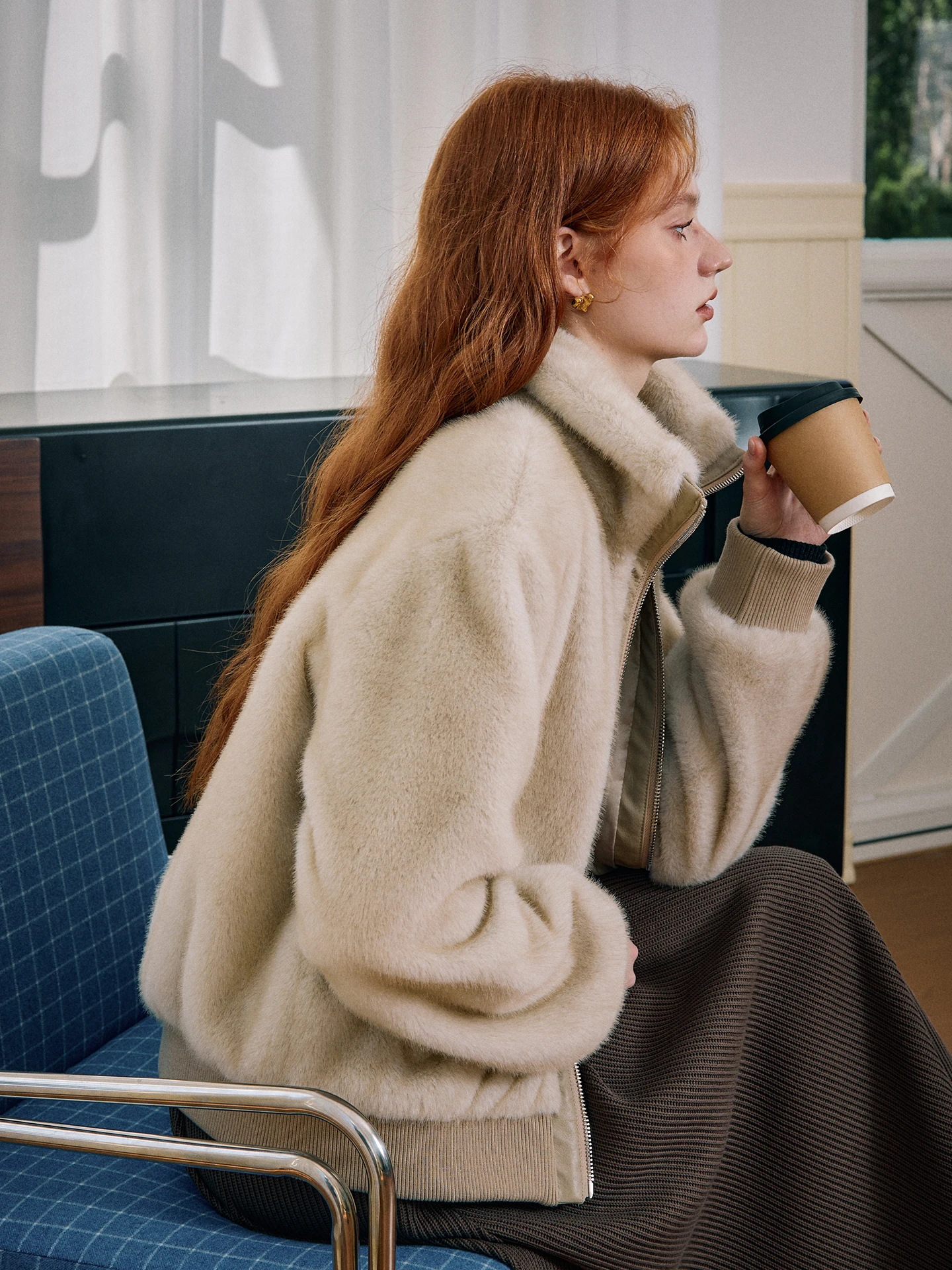 Cappotto da donna in velluto kaki, un nuovo top slavo in pelliccia di visone finto per l'inverno 2025