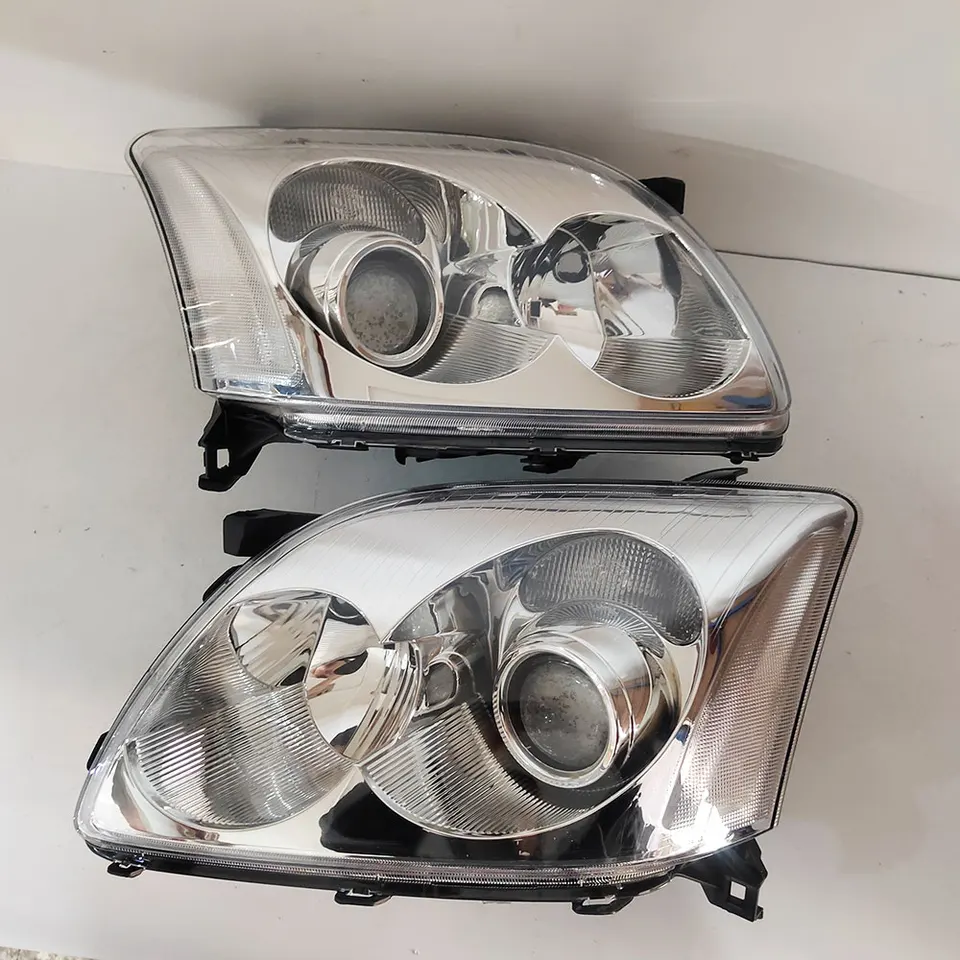 Pair Car Headlights For Toyota Avensis AZT250 2003 to 2005 81170