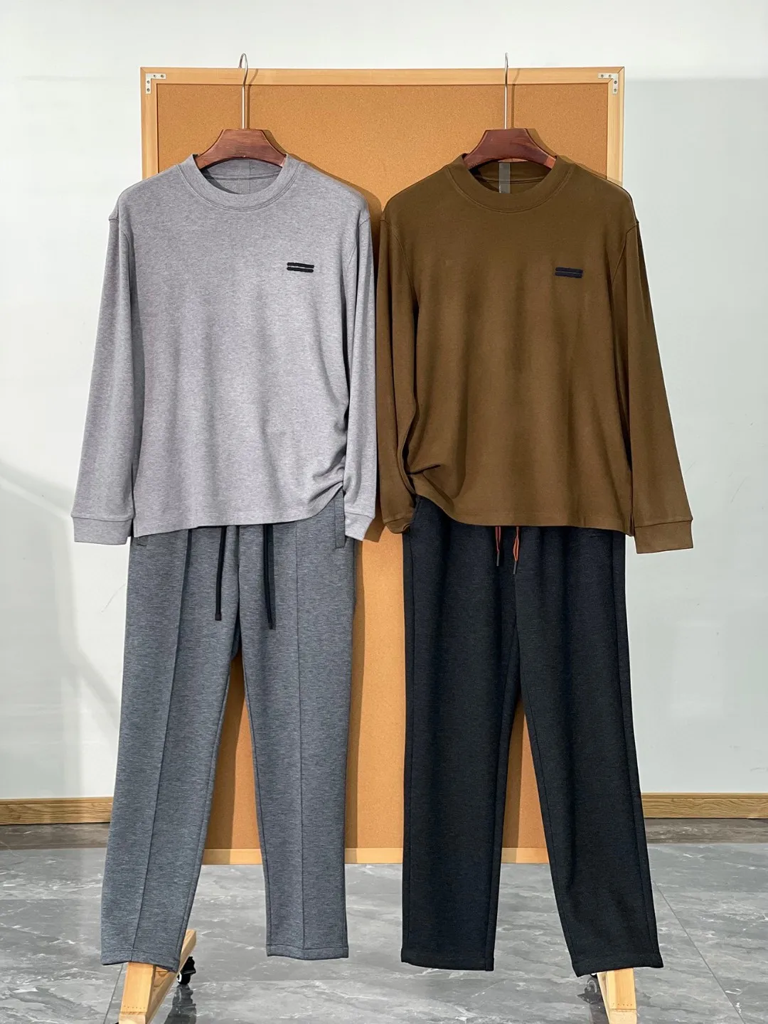 

Men's round Ne Long Sve T-irt Velvet Fini Base Layer Top Faionable Color Simple Design Autumn Winter New Arr...