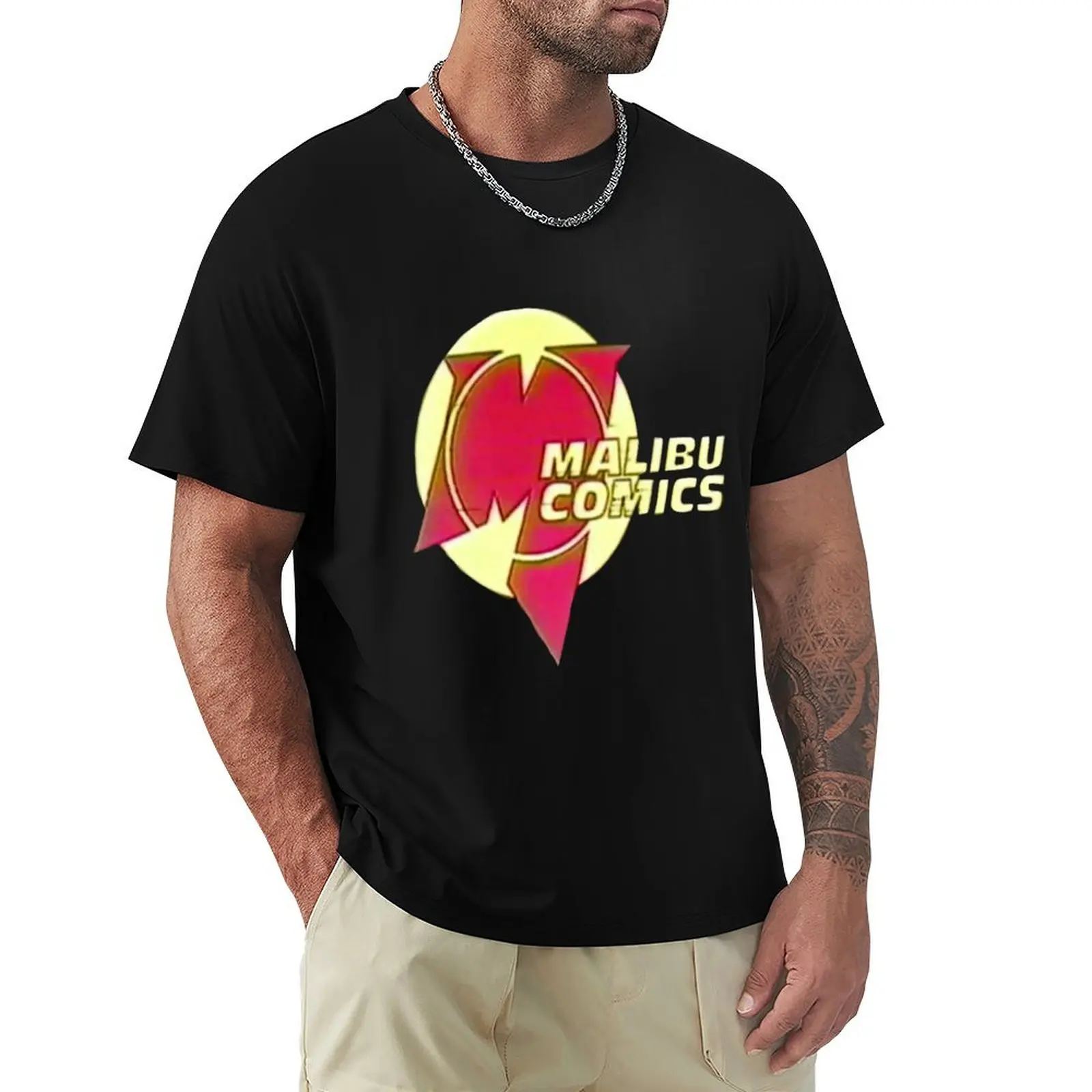 Camiseta retro del universo de los cómics de los 90, corte estándar, color sólido.