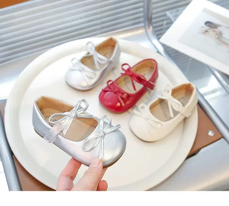 

Новинка 2026, кожаная обувь для девочек с круглым носком, детская танцевальная обувь для выступлений, туфли на плоской подошве с двойными бантами для девочек, милая мягкая подошва