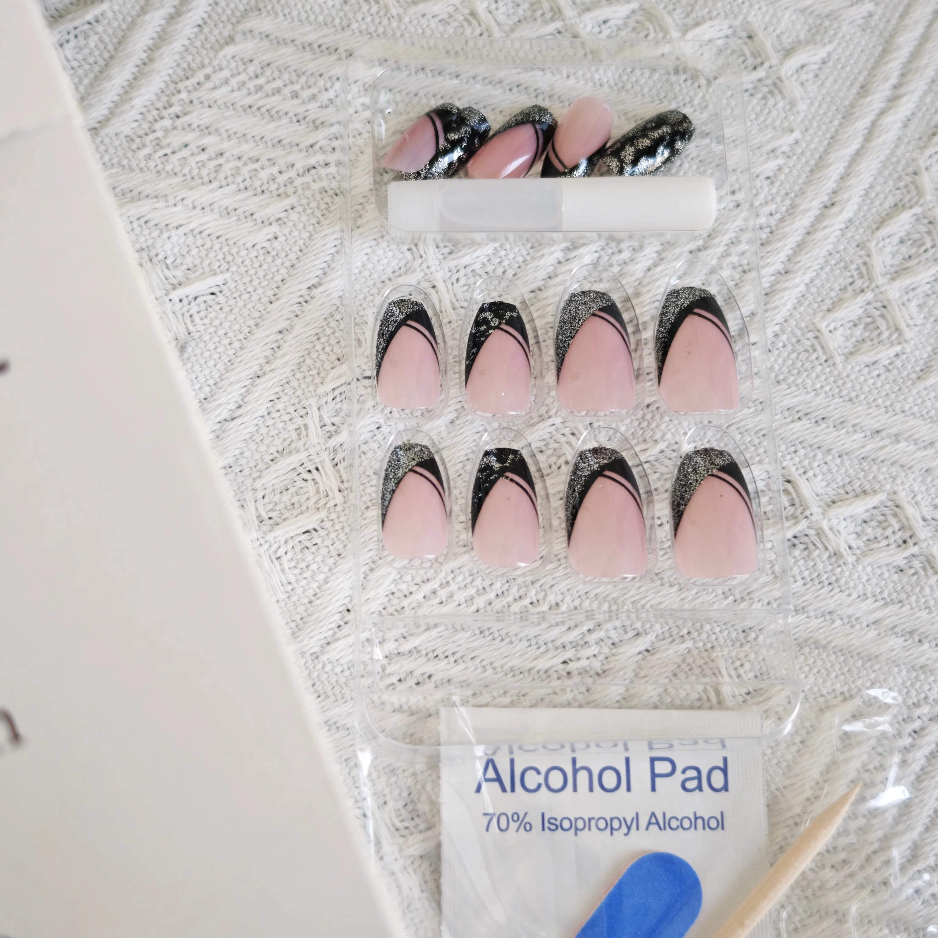 24 قطعة من الأظافر الفرنسية ذات الحواف الحلوة باللون الأسود اللامع قصير باليه ضغط مكتب ودية الطول ومزيج الأحجام الأظافر المزيفة للنساء