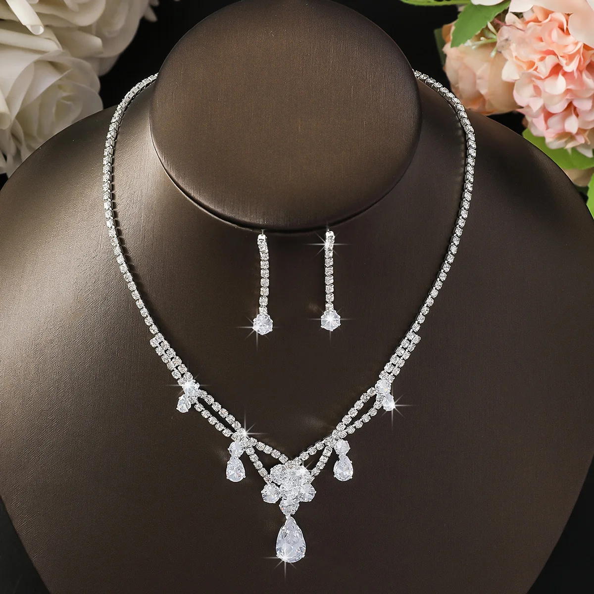 1 Set of Jewelry Includes (1 Pair of Earrings + 1 Necklace) European and American Style Full Diamond Water Drop Zircon Necklace Set, Fashionable and Versatile Bridal Jewelry Suitable for Banquets, Weddings, Parties, Festivals, and Gifts