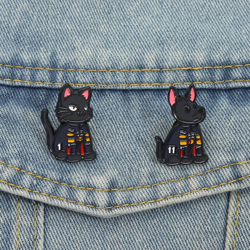 F1 Katze Hund Emaille Pins Cartoon Schwarze Tiere Broschen Revers Abzeichen Kleidung Spaß Spiel Schmuck Geschenk für Kinder Freunde