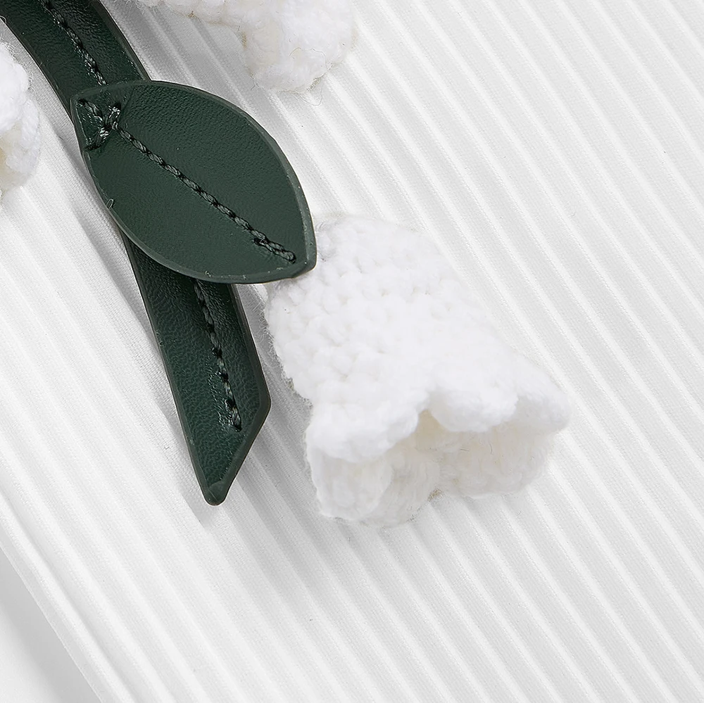 زنبق الوادي الأبيض حقيبة سحر اليدوية جلد البقر المنسوجة زهرة قلادة محبوك الراقية حقيبة الملحقات