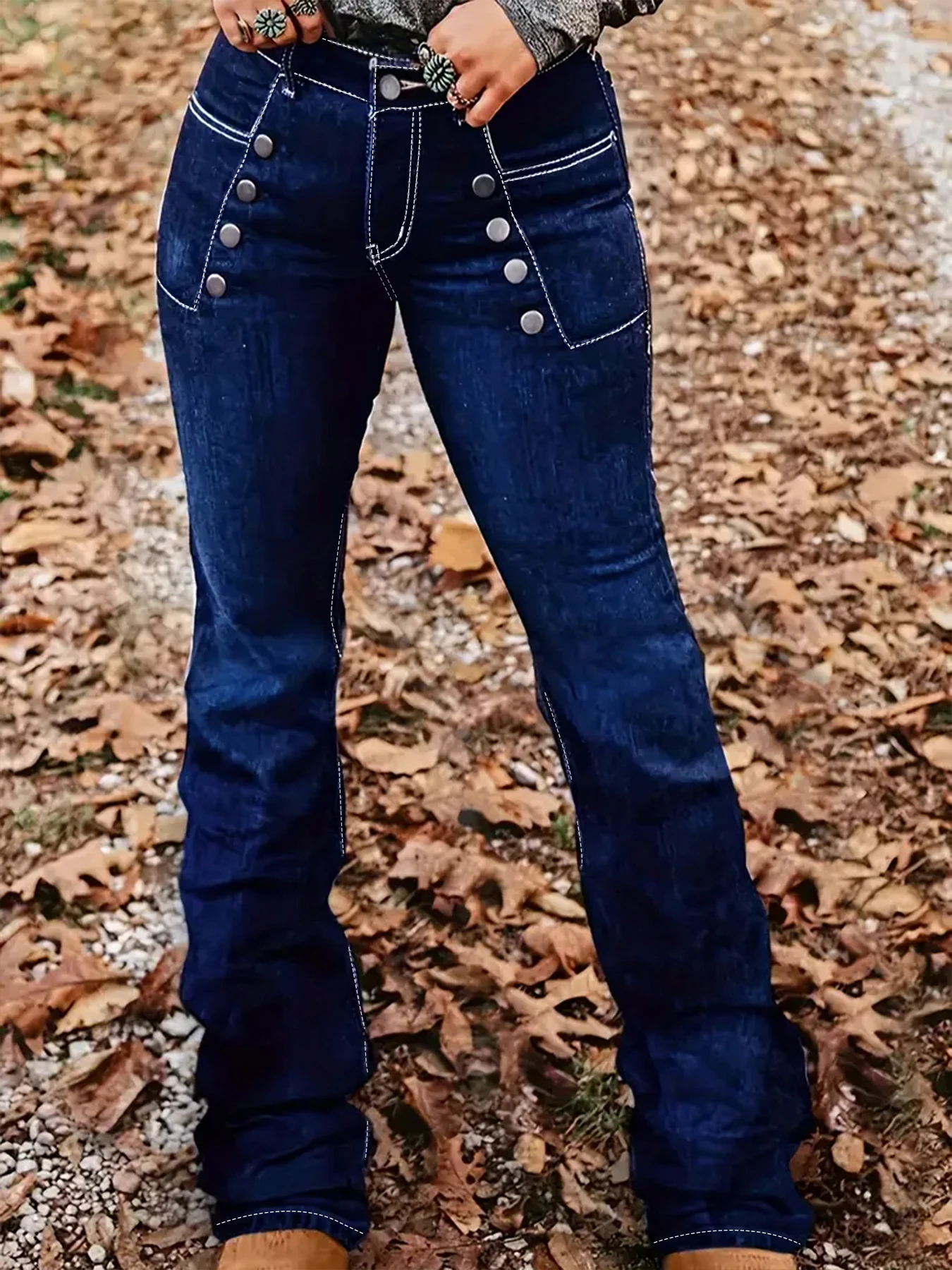 Damskie jeansy z wysokim stanem w kolorze ciemnoniebieskim z podwójnymi metalowymi guzikami po obu stronach, odpowiednie na uczelnię, do pracy i w stylu Y2K.
