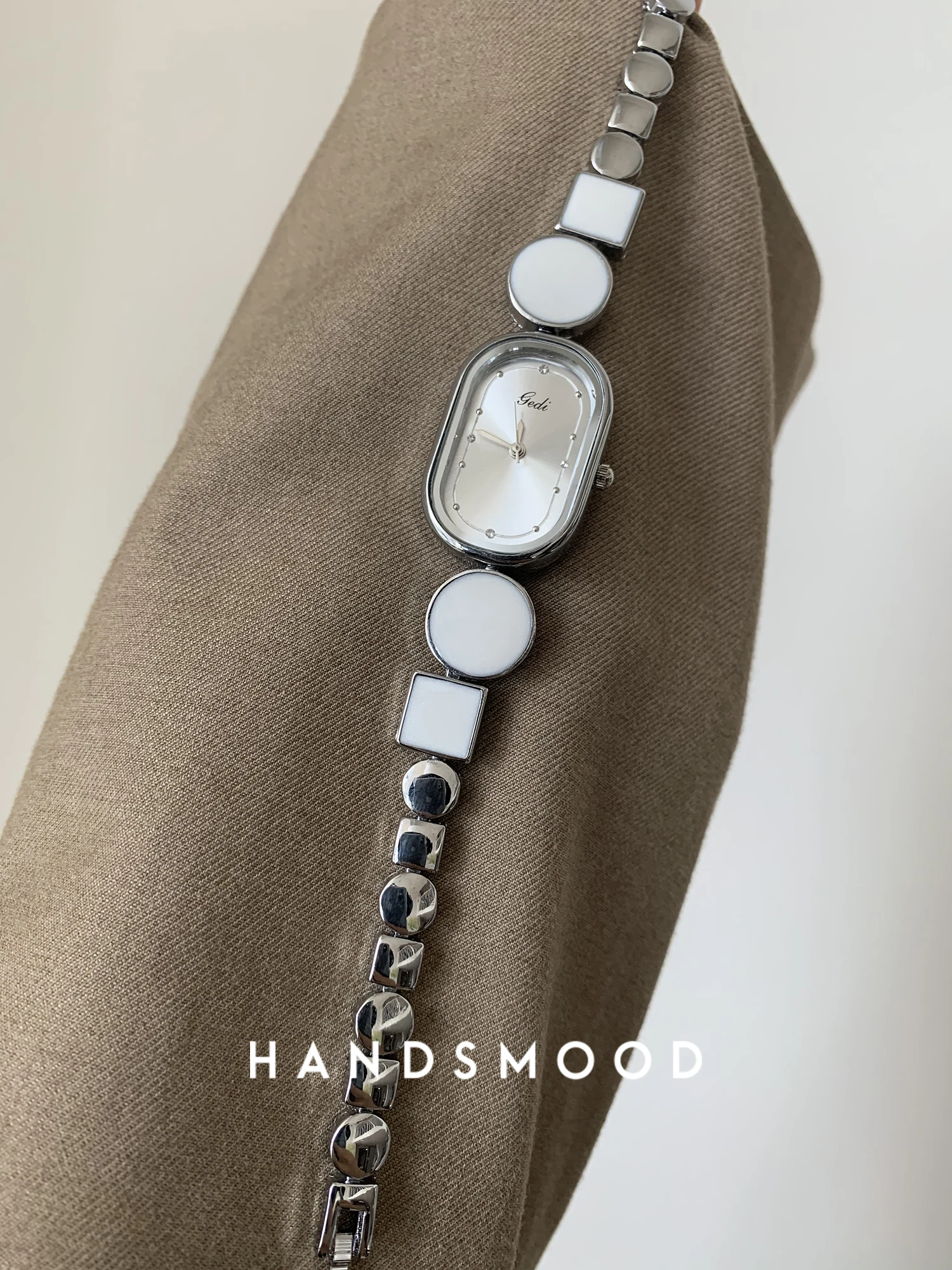 

High-quality luxury watch, coconut milk white design strap, stylish and elegant chain quartz watch, women's luxury watch