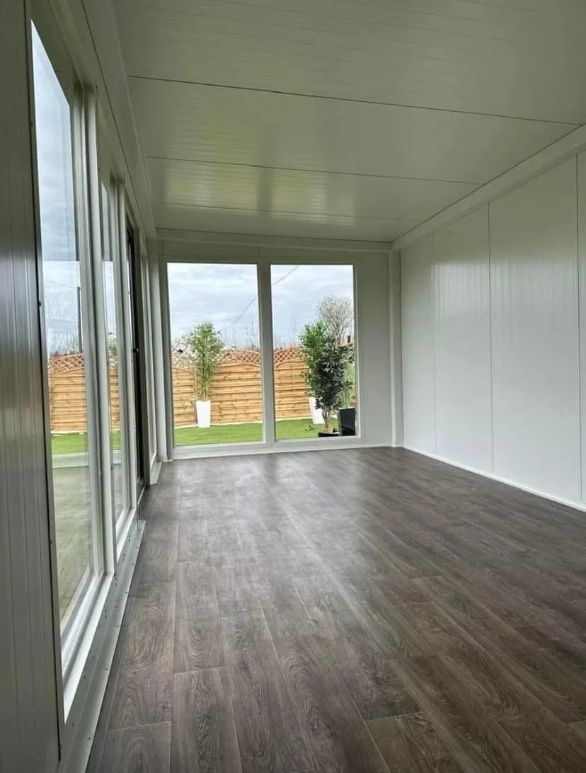 حاوية محمولة قابلة للتوسيع قابلة للطي بطول 20 قدمًا و40 قدمًا مع جدار خارجي من الفولاذ للمنزل مع تأثير حمام داخلي لغرفة النوم