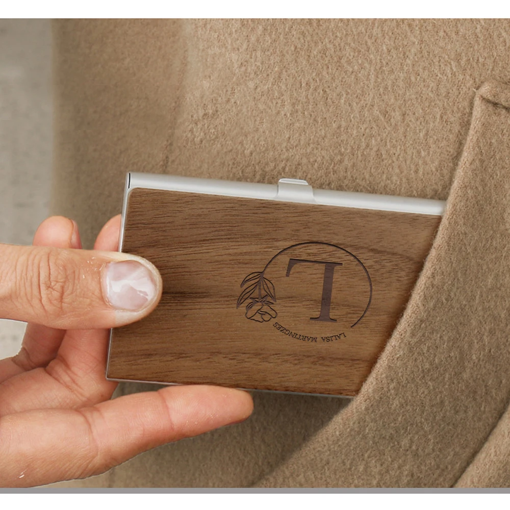 1 hochwertiger, individuell gestalteter Visitenkartenhalter aus Holz und Metall, lasergraviertes Kartenetui aus Aluminiumlegierung, 1 tragbares Visitenkartenetui-Set.