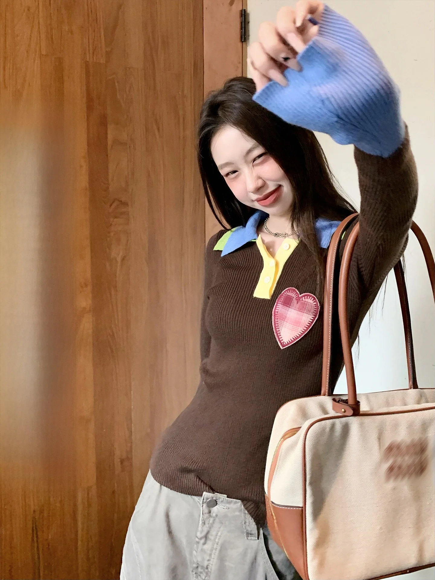 

Стильный ретро-свитер с контрастными вставками и вышивкой в корейском стиле, на раннюю осень, с узором в виде сердечек