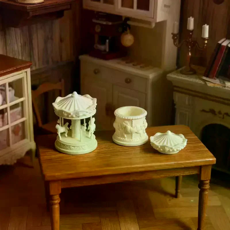 1 ชิ้น โมเดลกล่องเก็บของจิ๋ว รูปม้าหมุน สำหรับบ้านตุ๊กตา อุปกรณ์ตกแต่งบ้านตุ๊กตา กล่องเก็บกาแฟ ของเล่นตกแต่งบ้าน