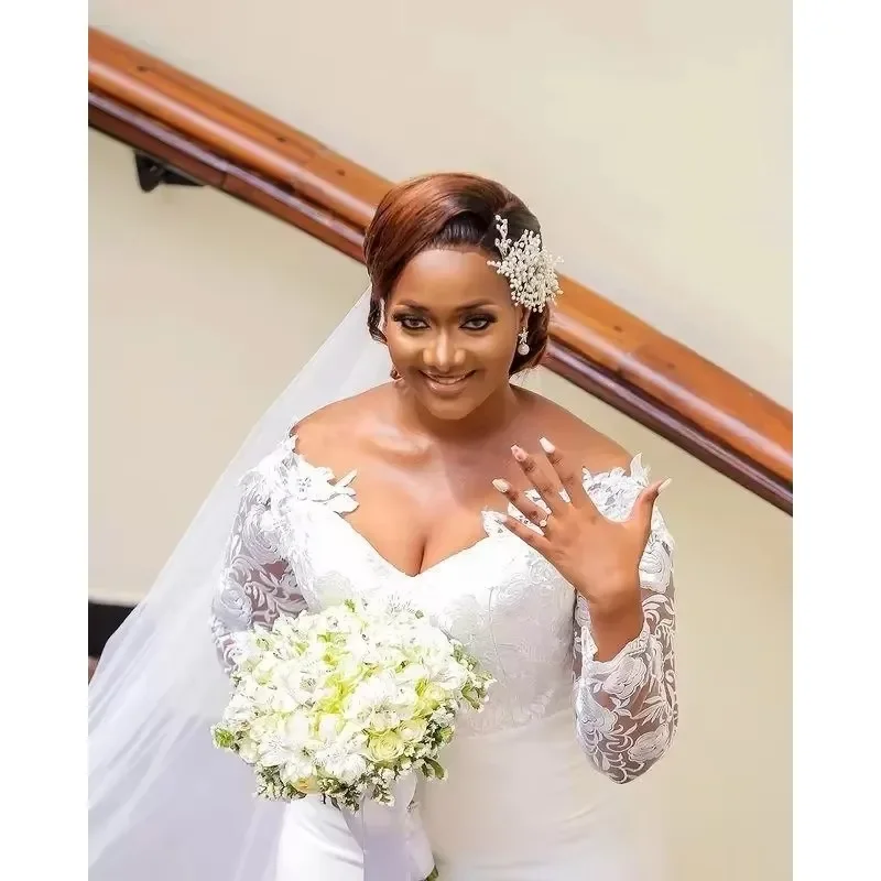 Maßgeschneiderte V-Ausschnitt aus der Schulter Spitze Meerjungfrau Plus Size Brautkleider Pinsel Zug Satin lange Ärmel Hochzeit Vestidos