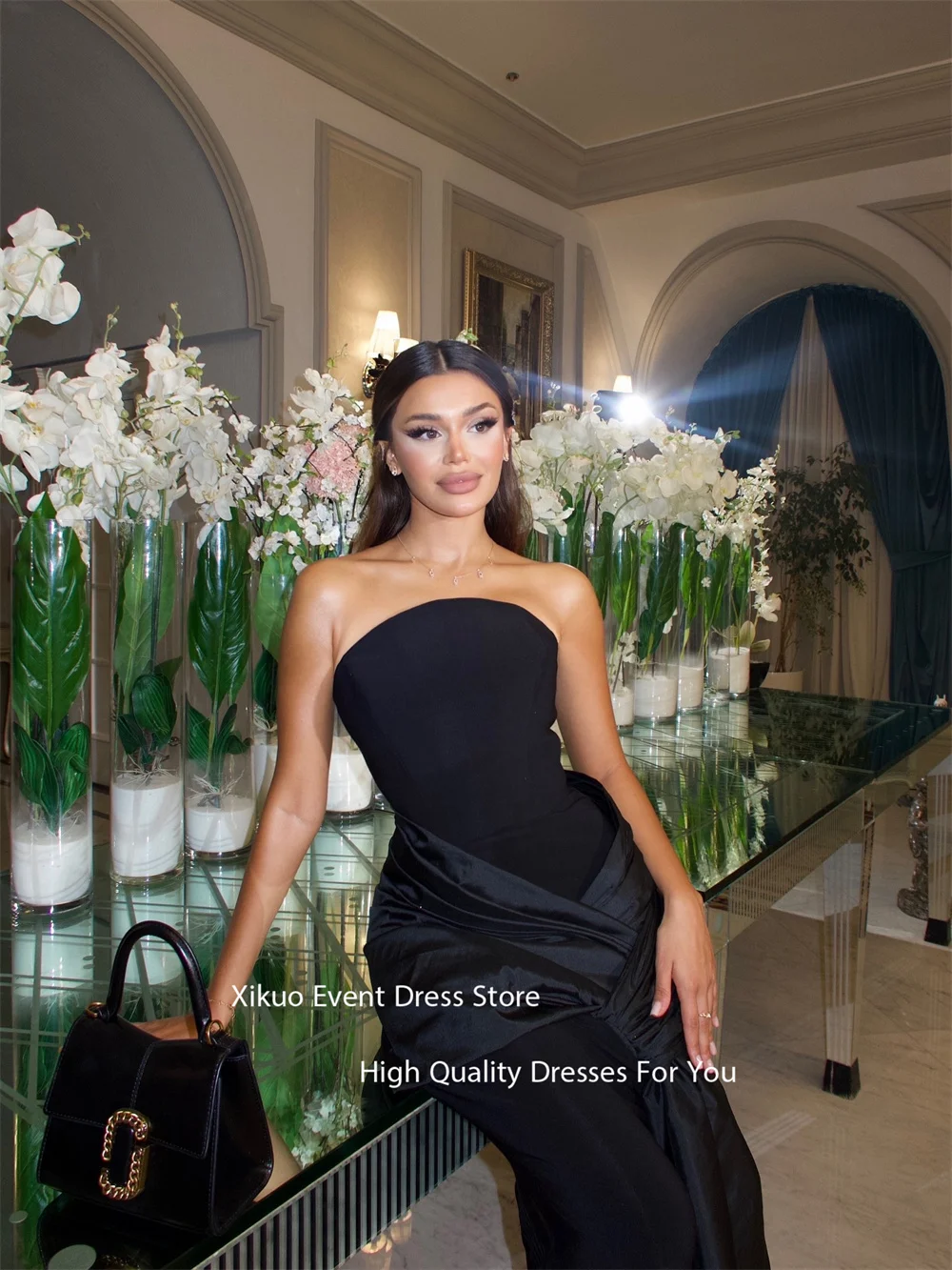 فساتين سهرة Xikuo مطوية بدون أكمام بطول الأرض بأربطة من الخلف لحفلات الزفاف من الساتان بدون حمالات فستان حفلة موسيقية مخصص