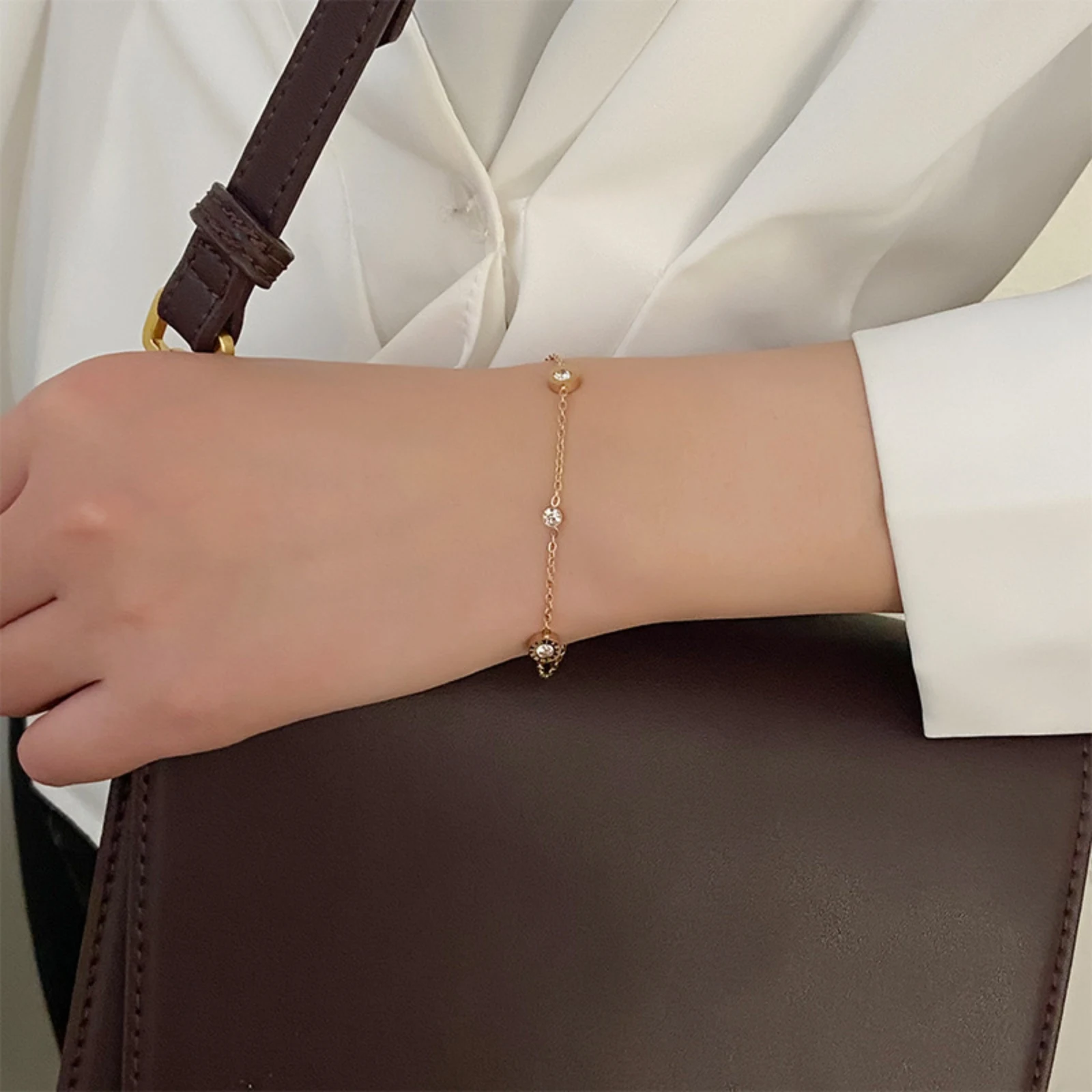 Rundes Zirkon-Charm-Armband mit römischen Ziffern aus Edelstahl, Schmuckgeschenk für Frauen und Männer – Detail 5