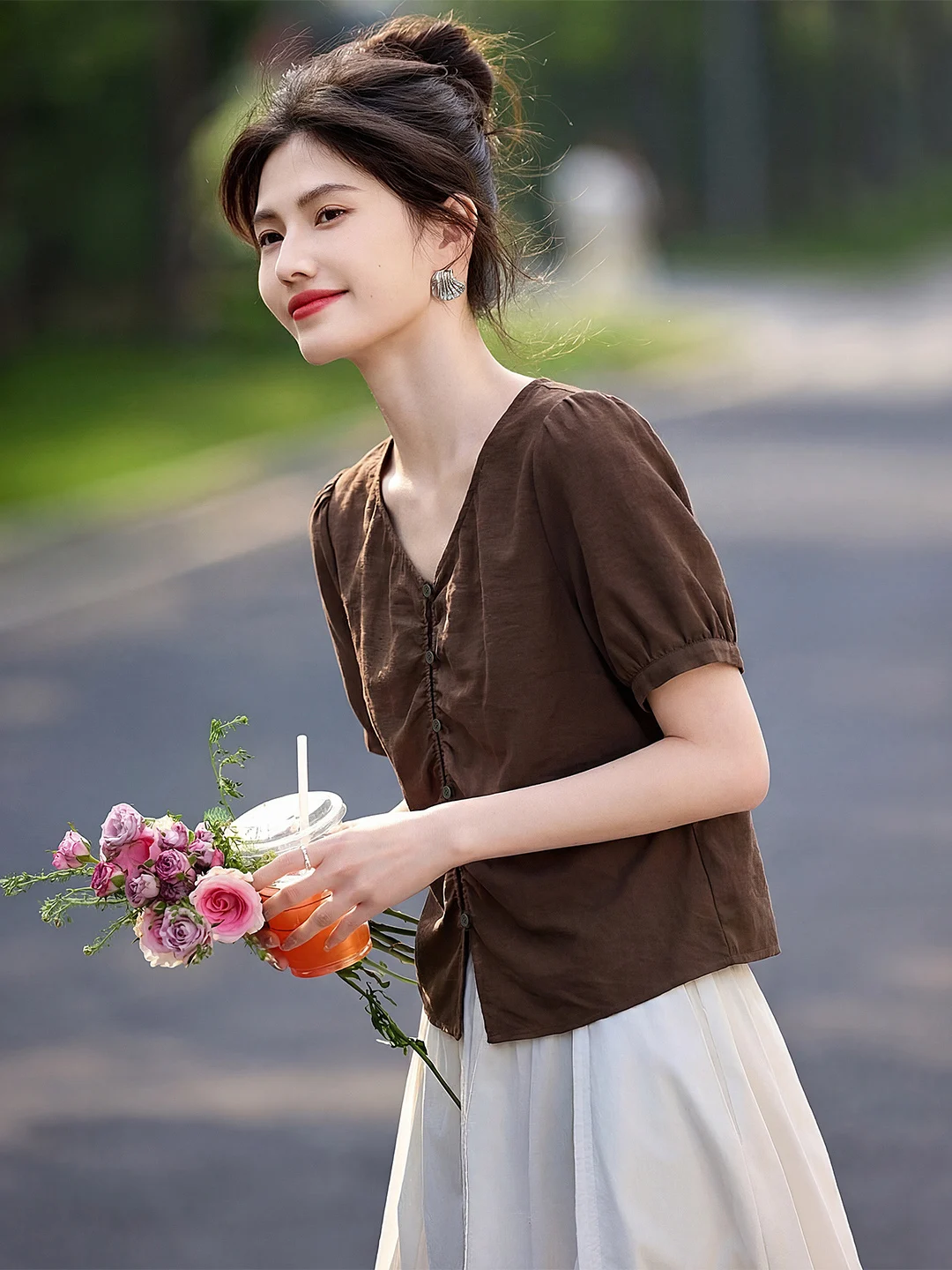 

Дышащая хлопковая футболка с V-образным вырезом и коротким рукавом на пуговицах, женская летняя новинка, рубашка с рукавами-фонариками, повседневный крой, удобная