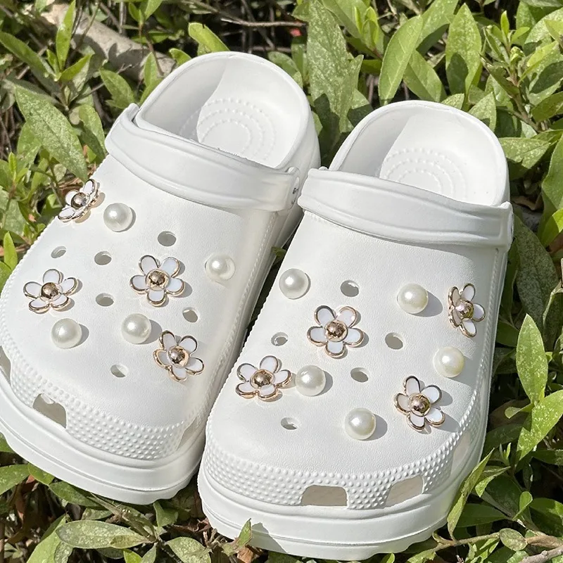 18PCS Daisy Shoe Charms Set Accessories Hole Shoe Buckle Summer Pearl White Flower DIY Shoes Decorations for Sandals