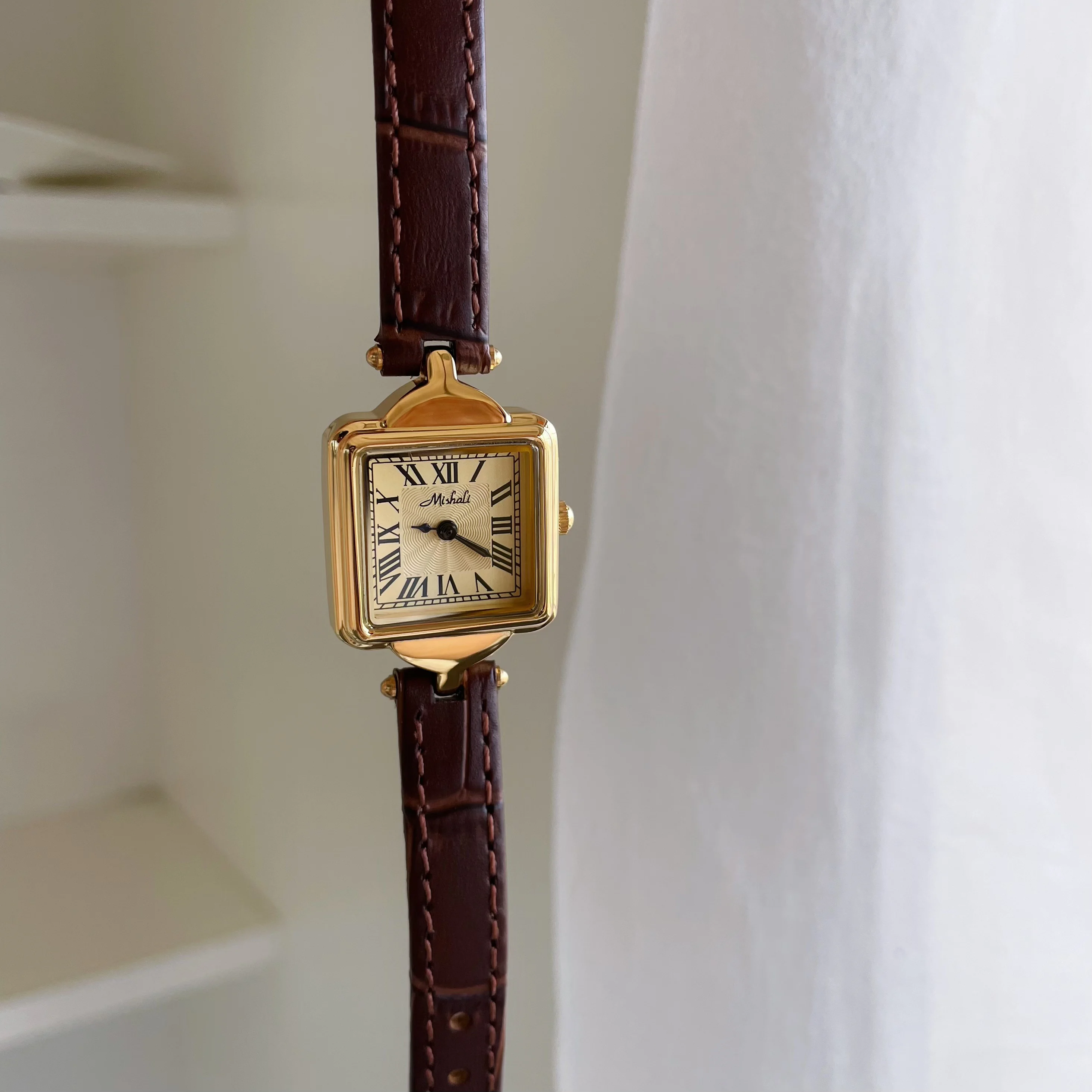 2026 novo relógio de couro feminino quadrado luxo cubo de açúcar mini pequeno mostrador retro relógio presente para mulher relógio de ouro