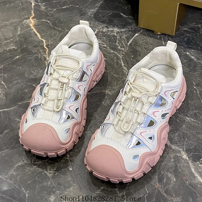 أحذية المشي لمسافات طويلة الصيفية الجديدة للرجال والنساء نفس التصميم المقاوم للاهتراء والمطاط الناعم متعدد الألوان اختياري المجوف