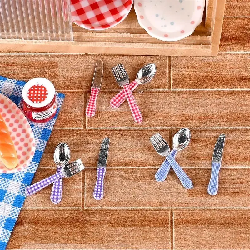 Juego de 3 juguetes de cocina en miniatura para casa de muñecas, tenedor y cuchara de aleación a cuadros, modelo de juego de tres piezas, decoración del hogar, juguete para juego de niños, adornos, regalos