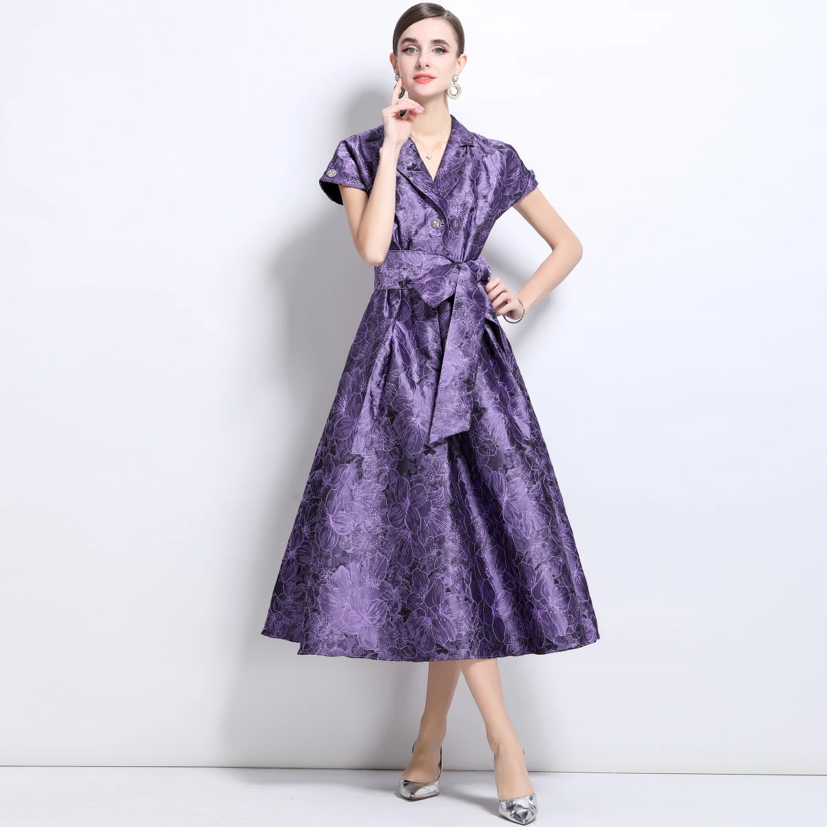Abito da sera maxi dr ricamato Ele a vita alta con silhouette a trapezio V-Ne Svel tessuto in poliestere di lunghezza midi