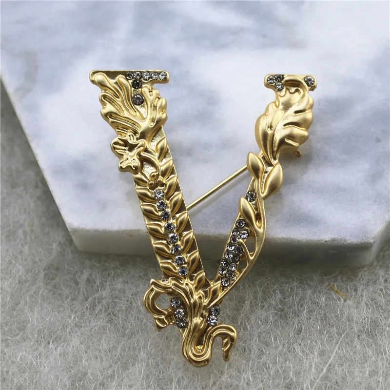 Vintage Palace V letters Brooches Pins For Women Men Crystal Matte Badges Classic High Quality Accessories Unisesx Baroque Pin