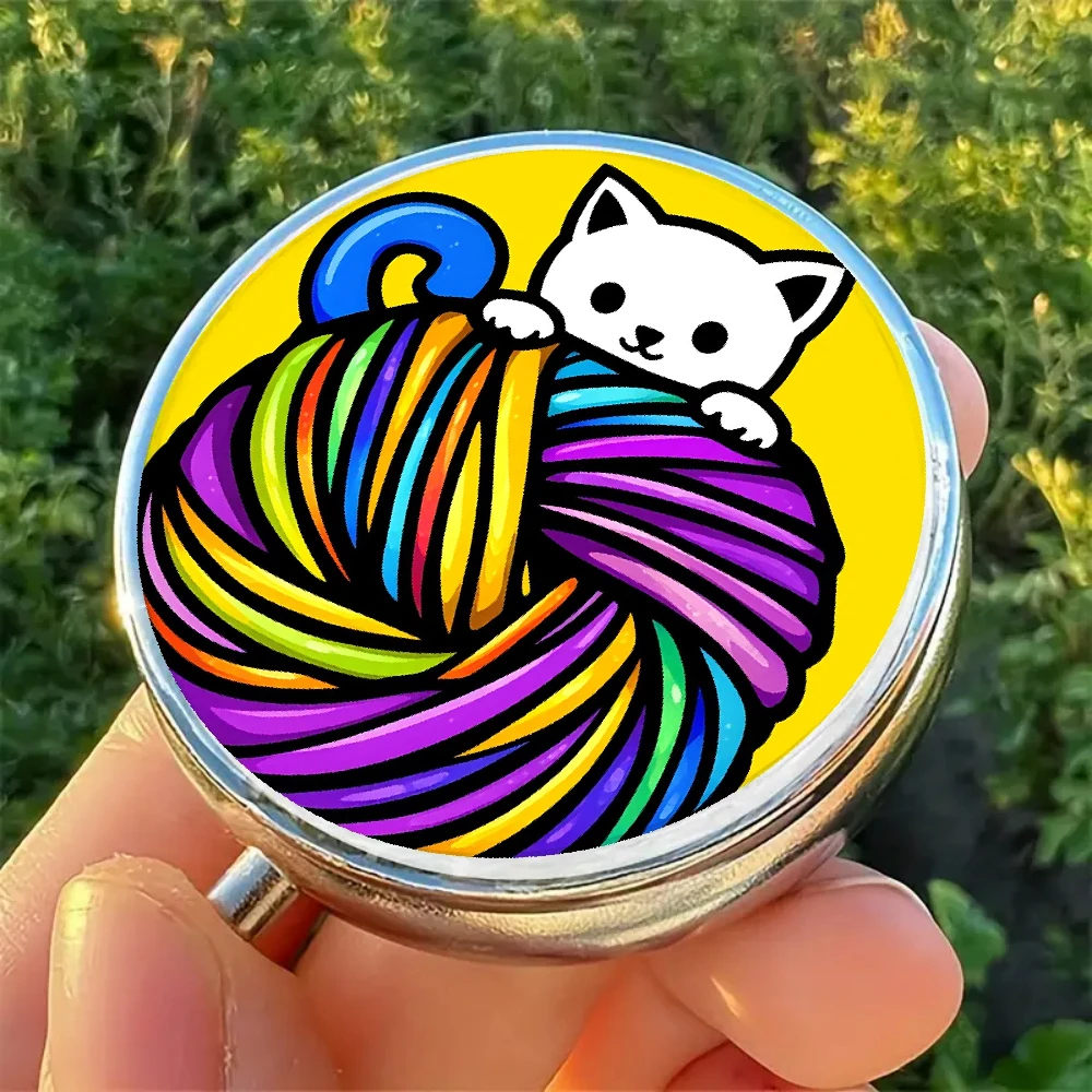 1 Flat Pill Box with Cute White Cat and Rainbow Yarn Ball Print, Three-Compartment Portable Pill Organizer, Food-Grade Material, Suitable for Daily Use, Travel, and Outdoor Activities, Flat Style