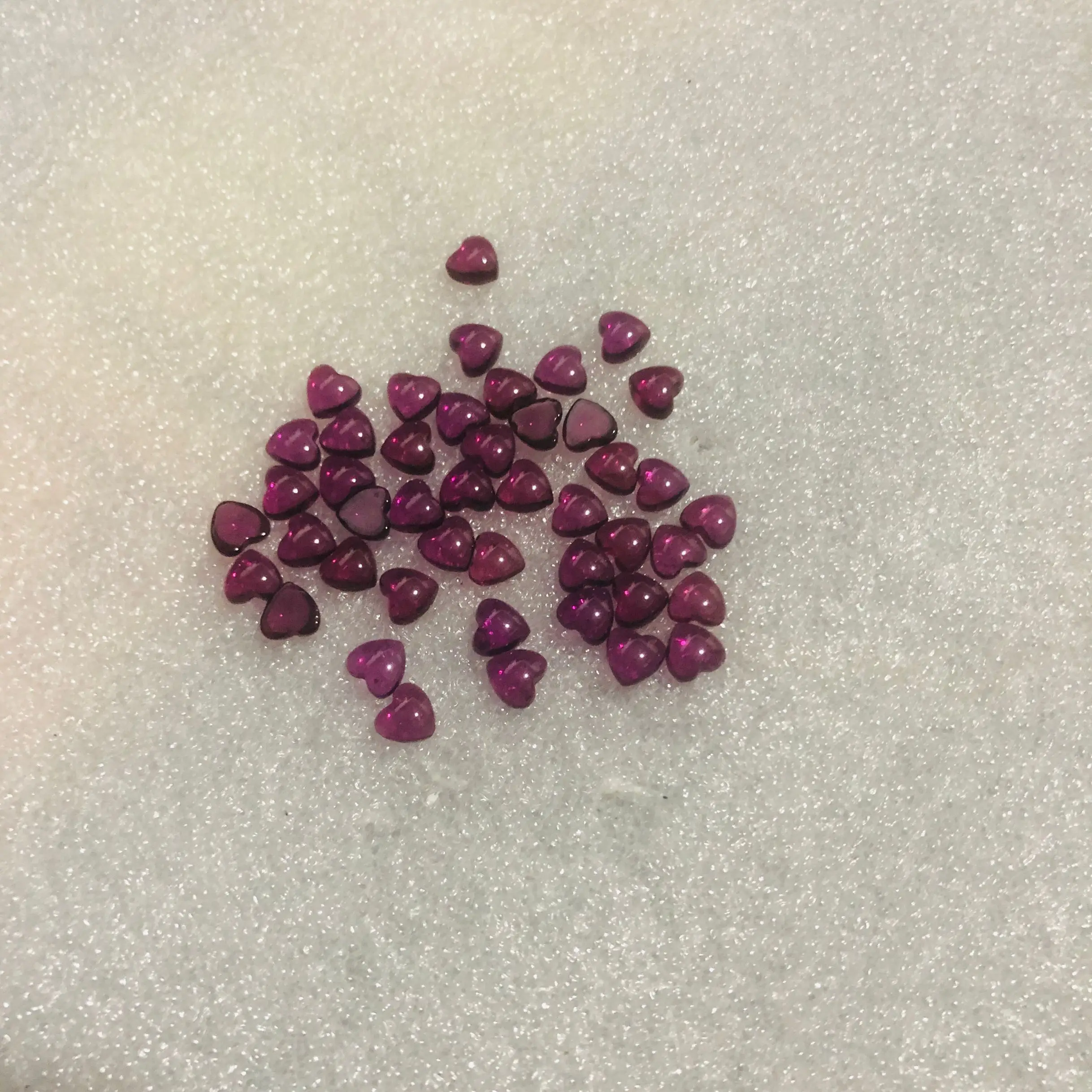 

PANGEM-Wholesale 20pcs/pack Natural Red Garnet 4mm 5mm Hearts Semi-Precious Gemstone Jewlery Cabochon Ring Face For Jewelry