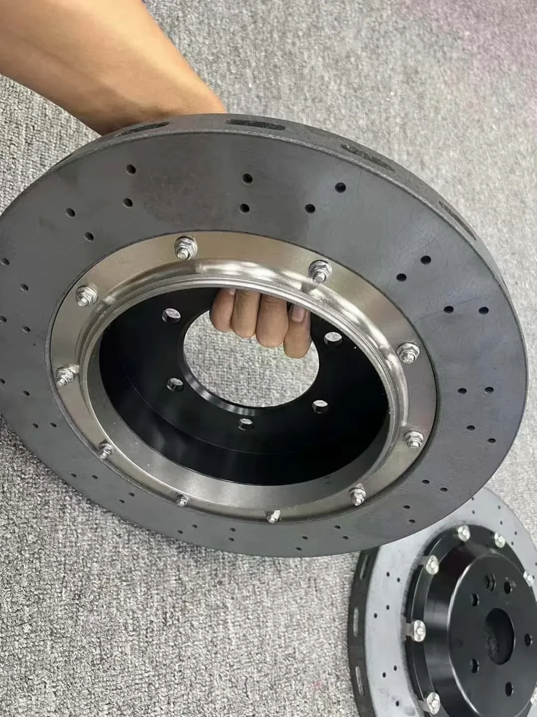 High performance carbon ceramic brake discs can be customized to any size for Zeekr Alfaromeo AstonMaetin Hummer Janice Nissan