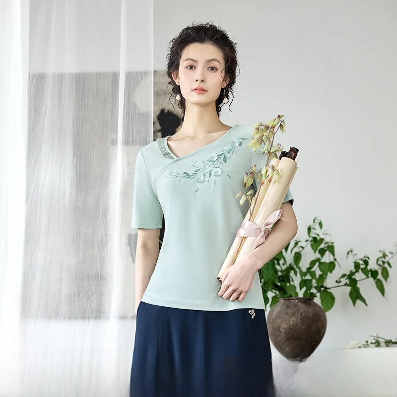 

Новая женская футболка из хлопка с вышивкой, разноцветная, прямого кроя, с коротким рукавом, V-образным вырезом, стандартной длины, коллекция Весна-Лето 2025