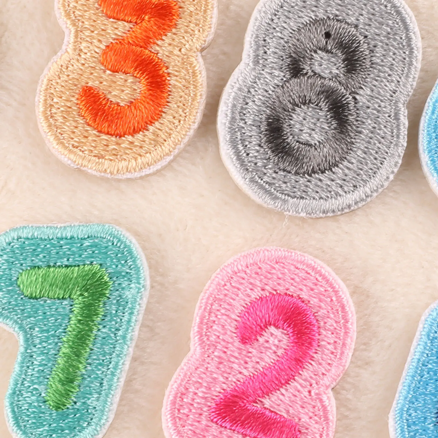 10 Stück niedliche, selbstklebende, bestickte Aufnäher zum Aufbügeln für Kleidung, Jacken, Nähen, DIY-Aufkleber, Stoffe, Mädchen-Aufnäher, Kinder-Aufnäher-Set – Detail 4