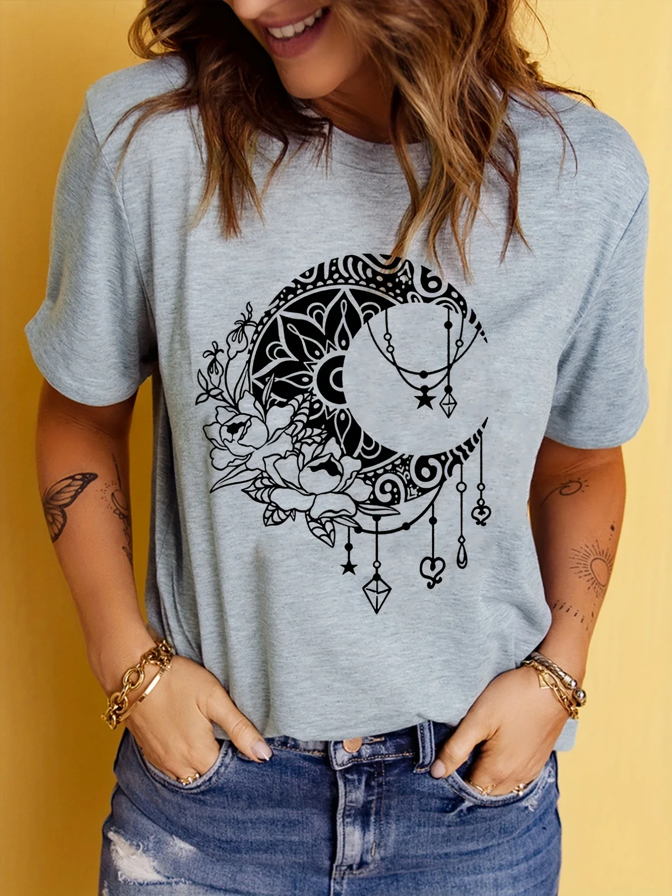 تي شيرت نسائي أسود بطبعة الهلال والقمر والنجوم، تي شيرت صيفي كاجوال قابل للتمدد مع رقبة دائرية وأكمام قصيرة