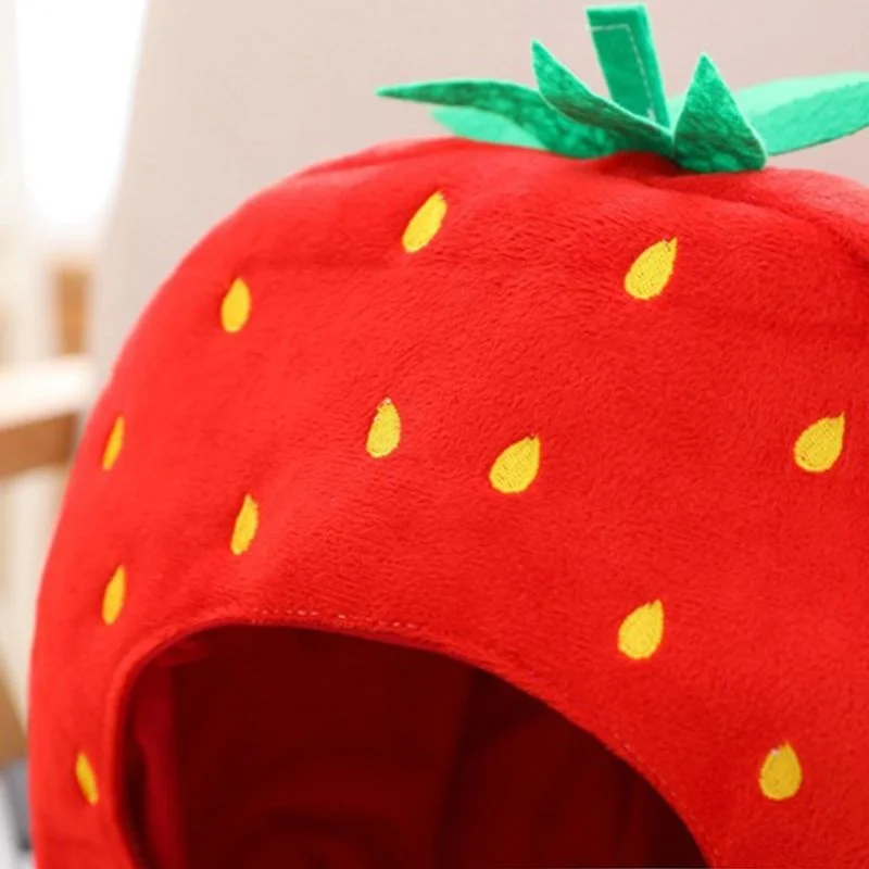 Sombrero de felpa de fresa divertida para mujeres y niñas, máscara de capucha bordada de frutas, disfraz de Cosplay de fiesta, accesorios para fotos, juguetes japoneses dulces