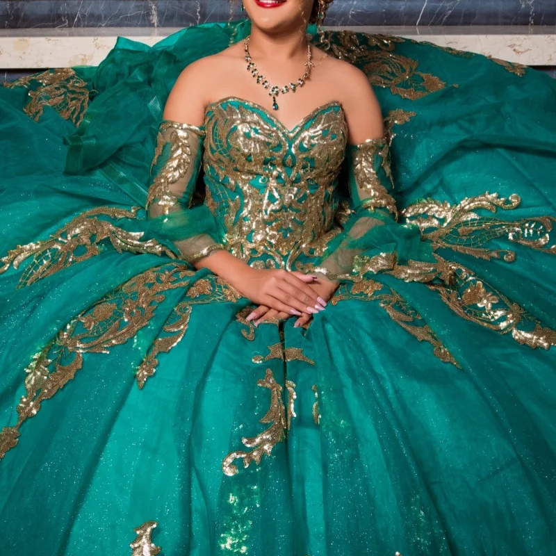 

Зеленые платья для квинсеаньеры с открытыми плечами, золотыми пайетками, кружевными вставками, длинным шлейфом и бантом, Vestido De 15 Quinceanera, на заказ