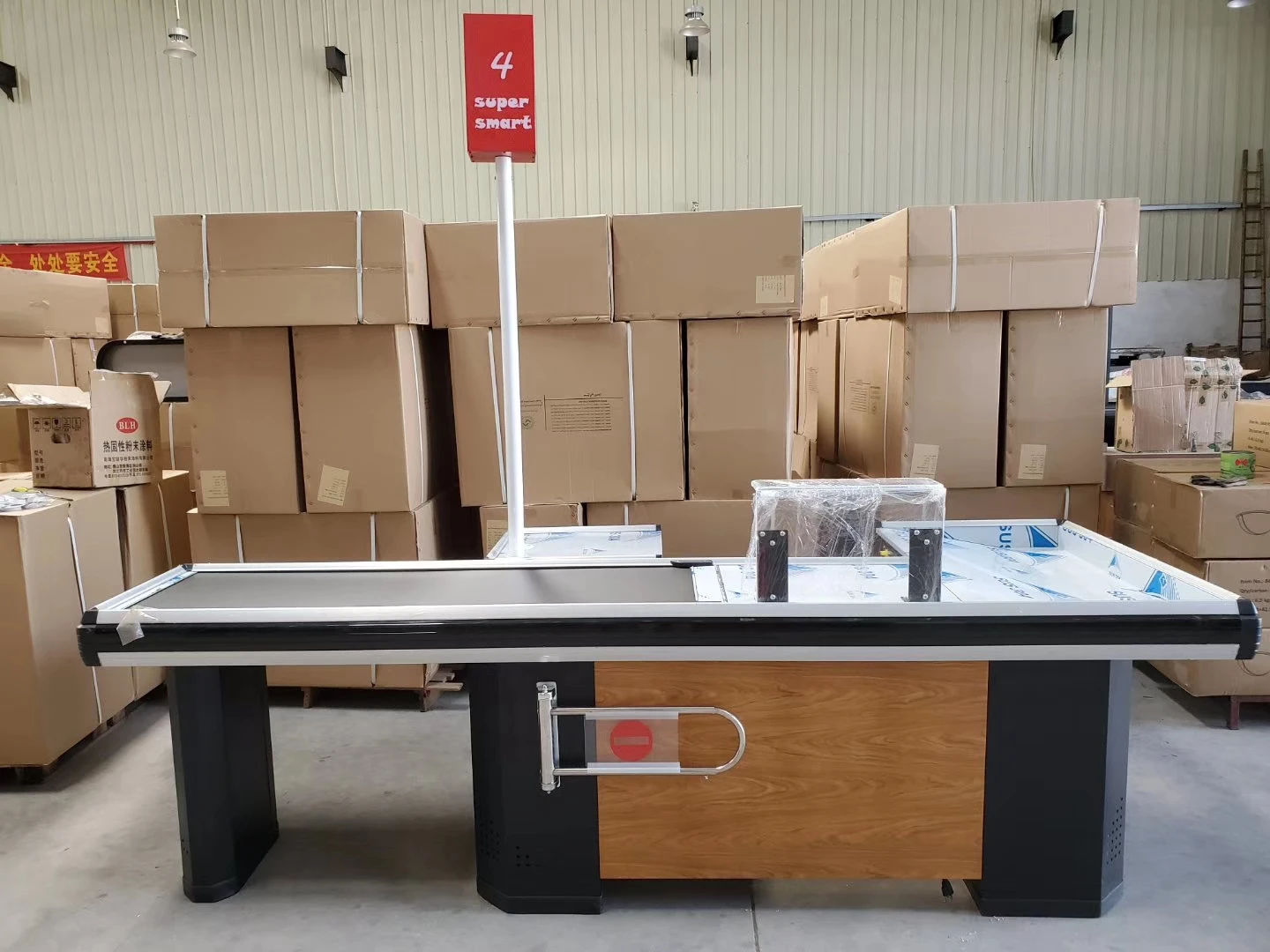 طاولة مكافحة أمين الصندوق، عداد الخروج في السوبر ماركت مع حزام ناقل