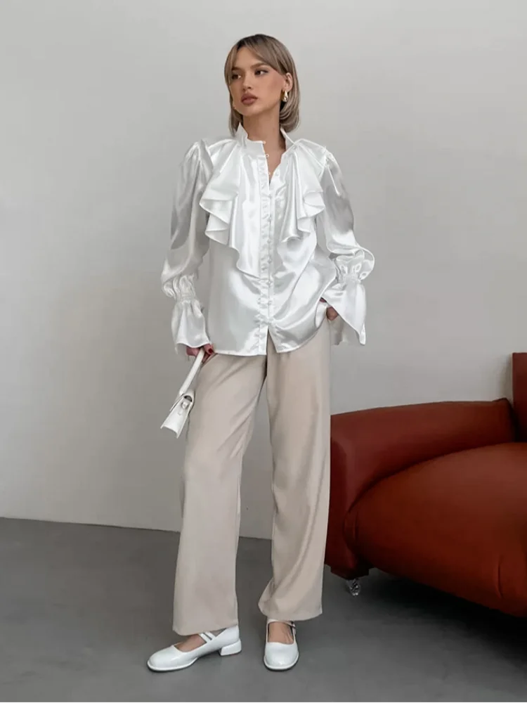 

Элегантная белая атласная блузка с рюшами, воротником-стойкой, длинными расклешенными рукавами, на одной пуговице, весенняя модная офисная блузка для повседневной носки
