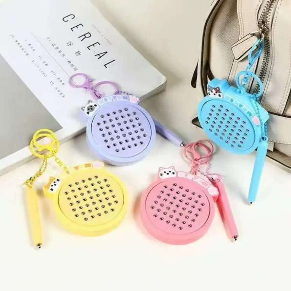 Portachiavi con tavolo da disegno magnetico per gattino Giocattolo rilassante Mini portachiavi divertente fai-da-te con penna magnetica Ciondolo gatto cartone animato prescolare