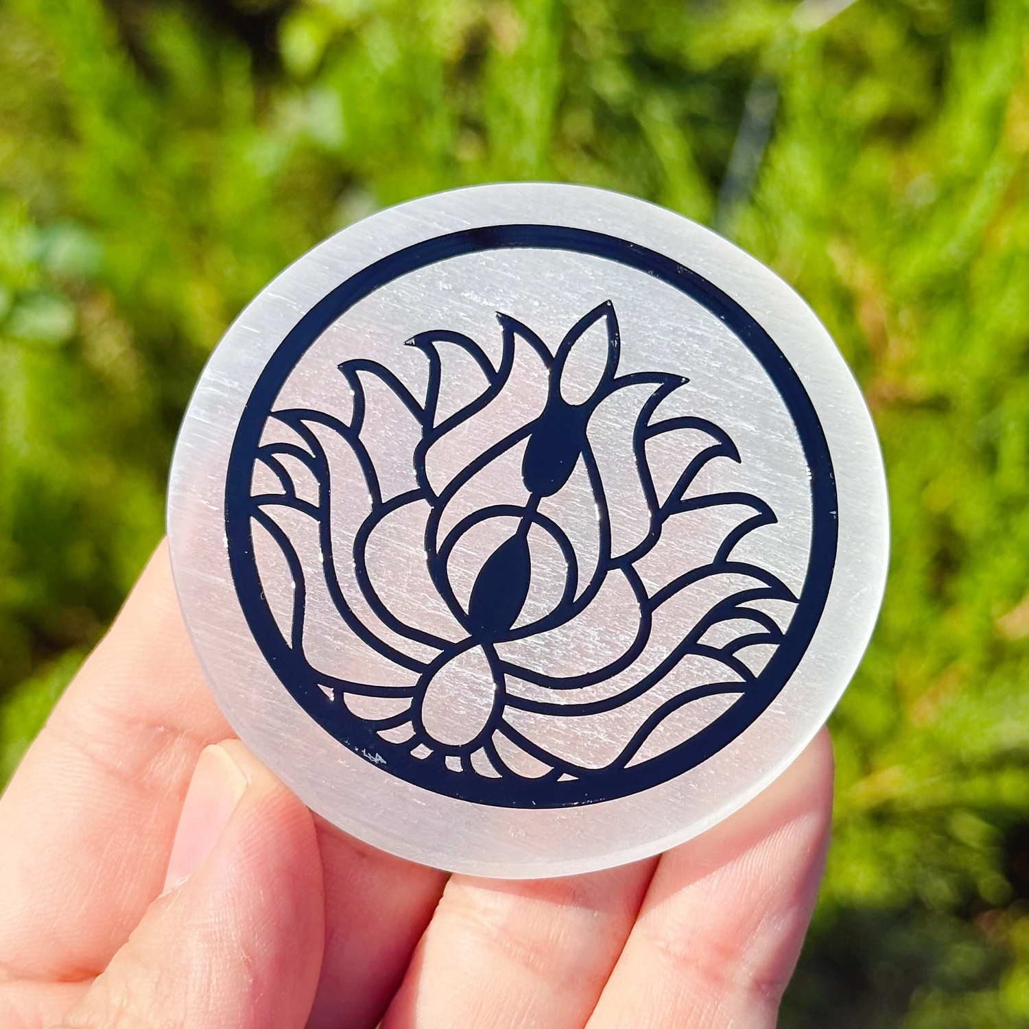 Natural Selenite Round Charging Plate Engraved Lotus Flower Symbol Satin Spar Crystal Disc Polished Stone Home Decor Gift