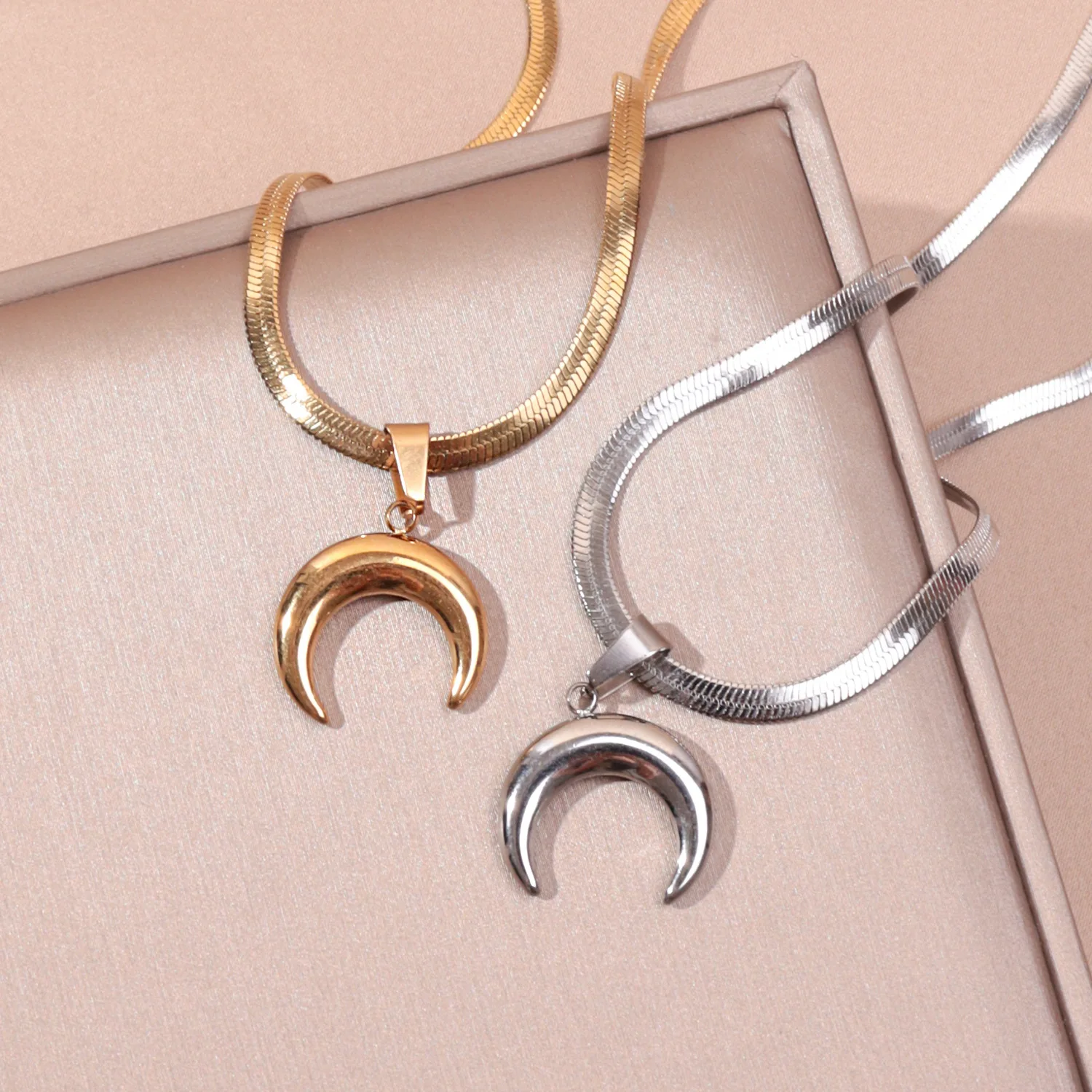 Simple Fashion Vintage Stainless Steel OX Horn Crescent Moon Pendant Necklace for Women Gold Color Silver Plated Choker Jewelry