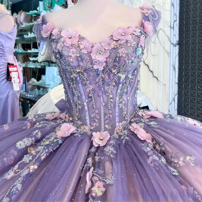 

Лавандовое платье с открытыми плечами, кристаллами, блестками, кружевом, 3D-цветами, длинным шлейфом и бантом, для выпускного вечера/квинсеаньеры, на заказ