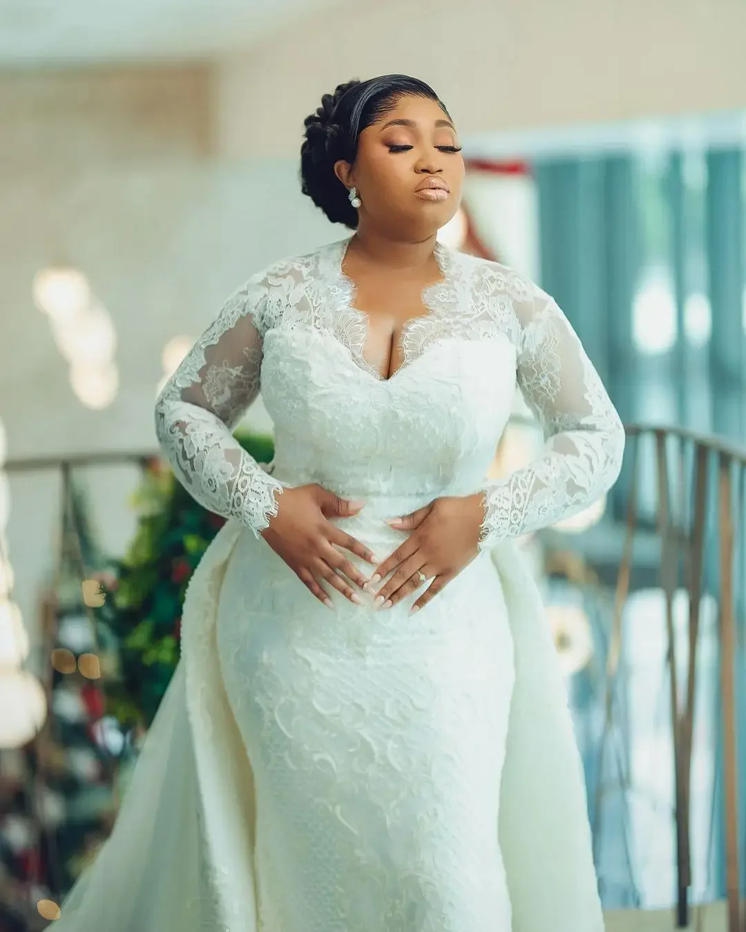 カスタマイズされた V ネックアフリカプラスサイズのレースアップリケマーメイドウェディングドレス長袖ブライダルドレス花嫁のための取り外し可能なスカート