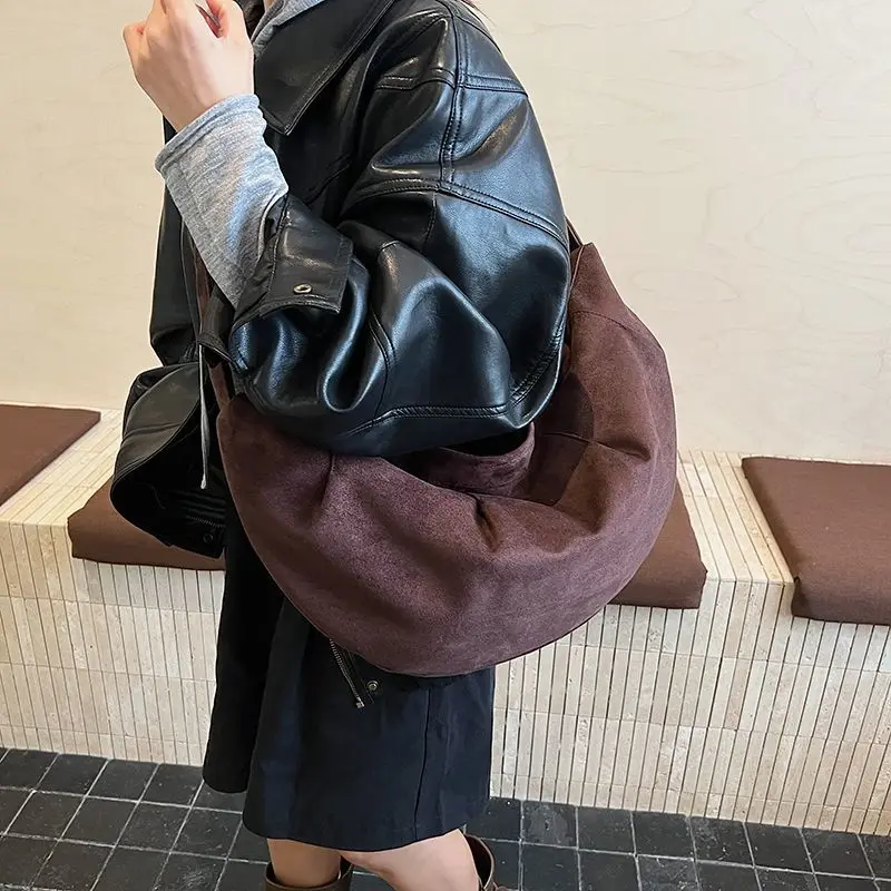 

Suede Horn Retro Messenger Bag Oblique Autumn Winter One Shoulder Men Women Lazy Universal Large-capacity Dumpling Bag Exquisite