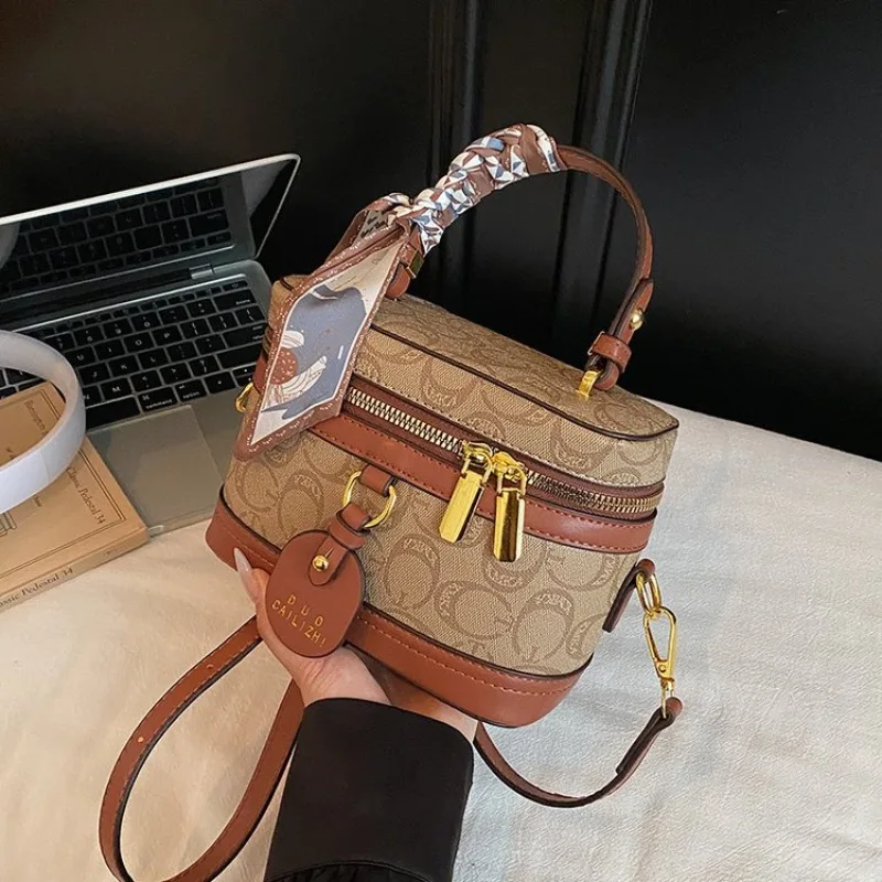 

European and American Style Niche Female Bag, French Inspired Creative Design, Retro Shoulder Bag for Commuting