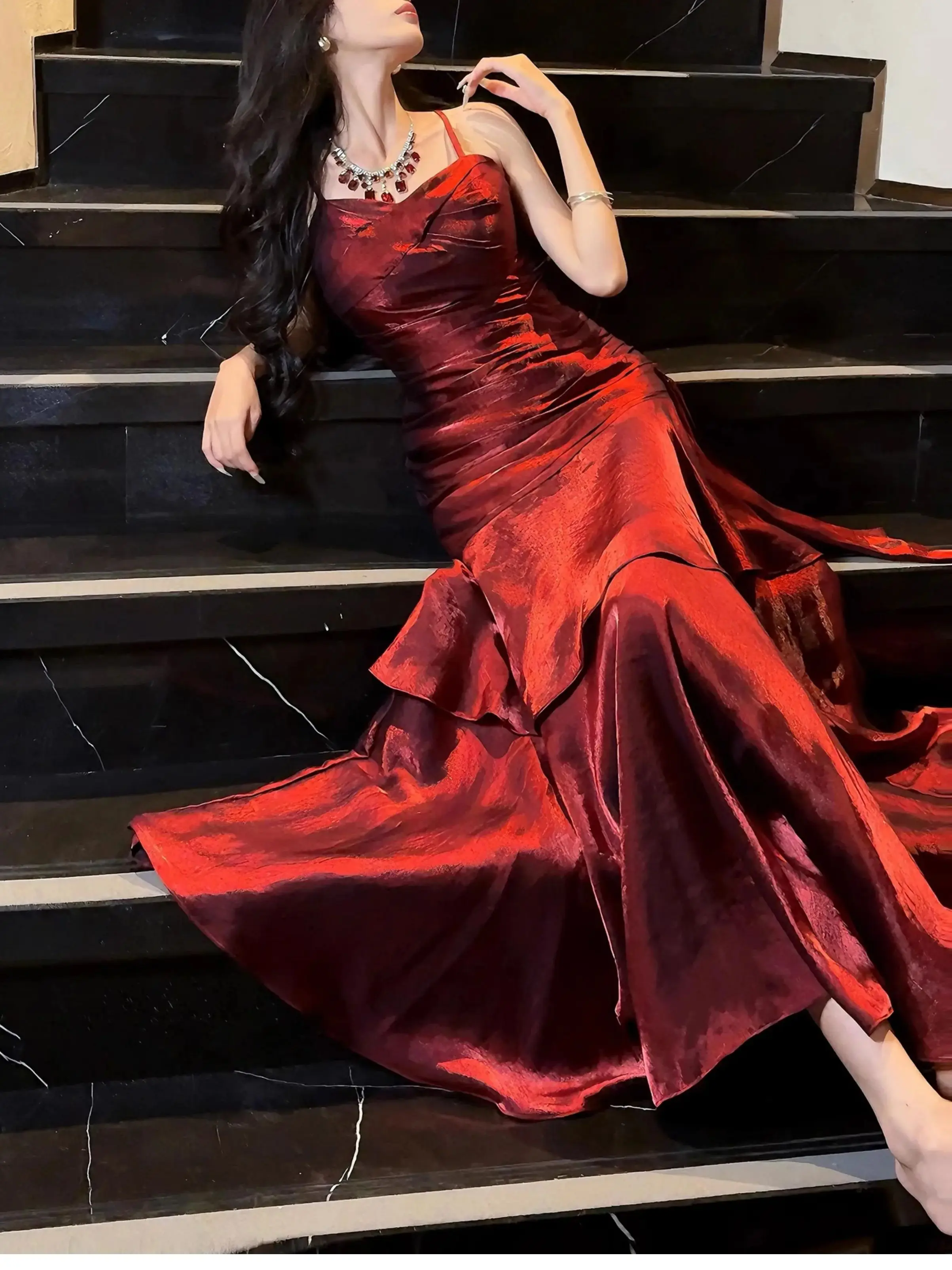 ชุดสีเขียวจีบ V คอกระโปรงยาว Niche High-end Fishtail กระโปรงสวยเงาผู้ใหญ่ชุด Homecoming Dresses