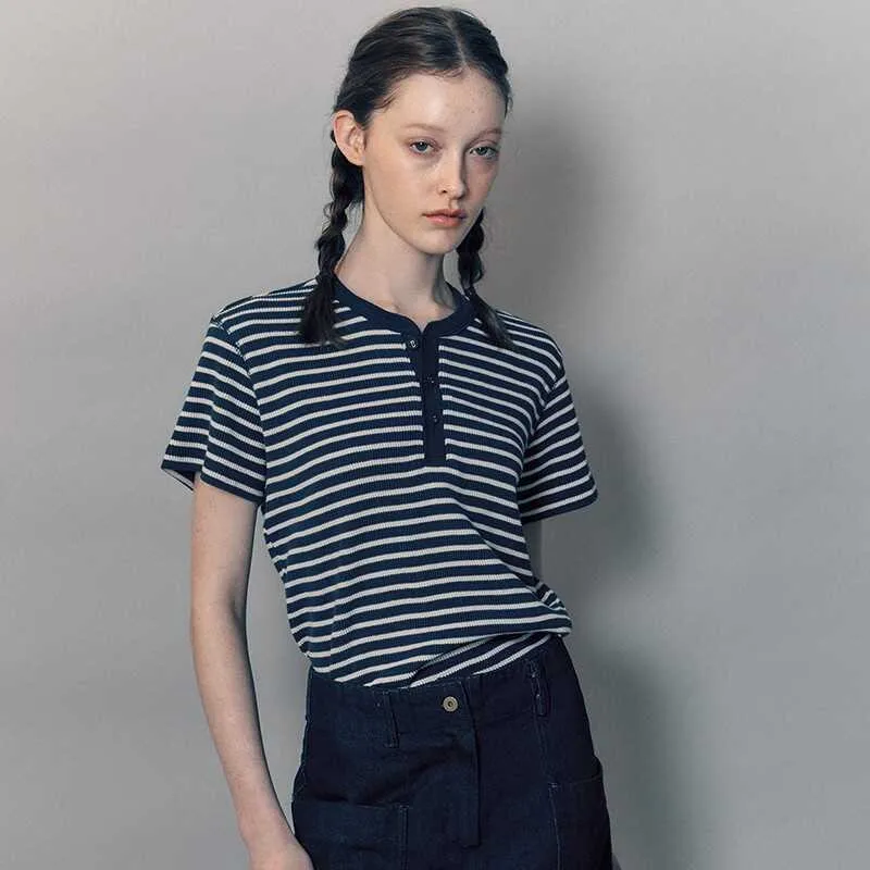 Gestreifte Kurzarm-2025, neue koreanische Version des modischen, lässigen, lockeren, farblich passenden, halboffen Kragen-T-Shirts für Damen