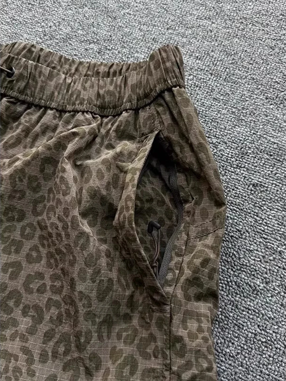 Męskie letnie spodnie sportowe z szybkoschnącej tkaniny Ice Silk w kamuflażu, styl retro amerykański, spodnie do ćwiczeń, wzór w panterkę.