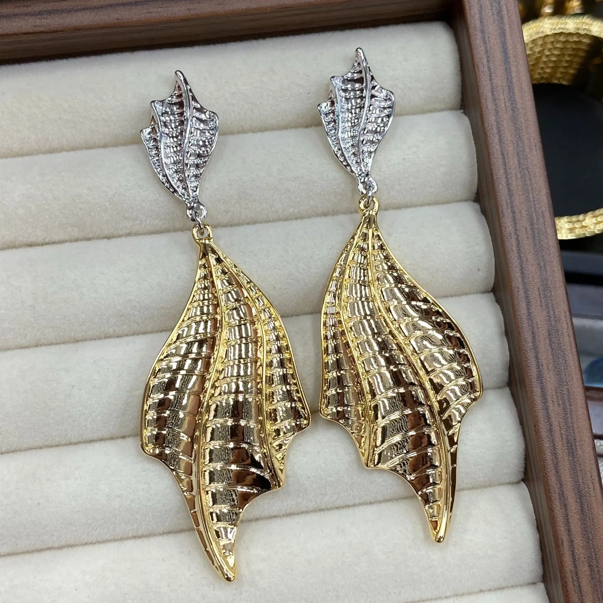 Vintage Textured Maple Leaf Dangle Earrings Unique Design Literary Retro Versatile Drop Earrings Women Jewelry Gift