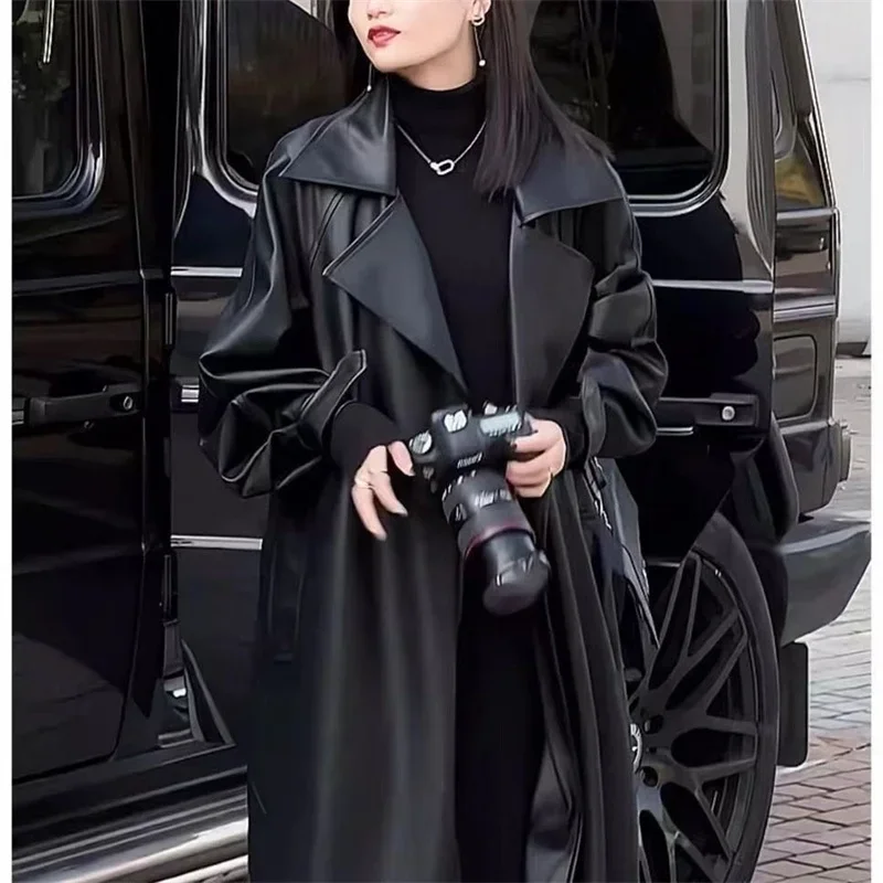 Chaqueta de cuero larga por encima de la rodilla para mujer, abrigo cortavientos de cuero con temperamento de lujo, moda de gama alta, otoño 2025